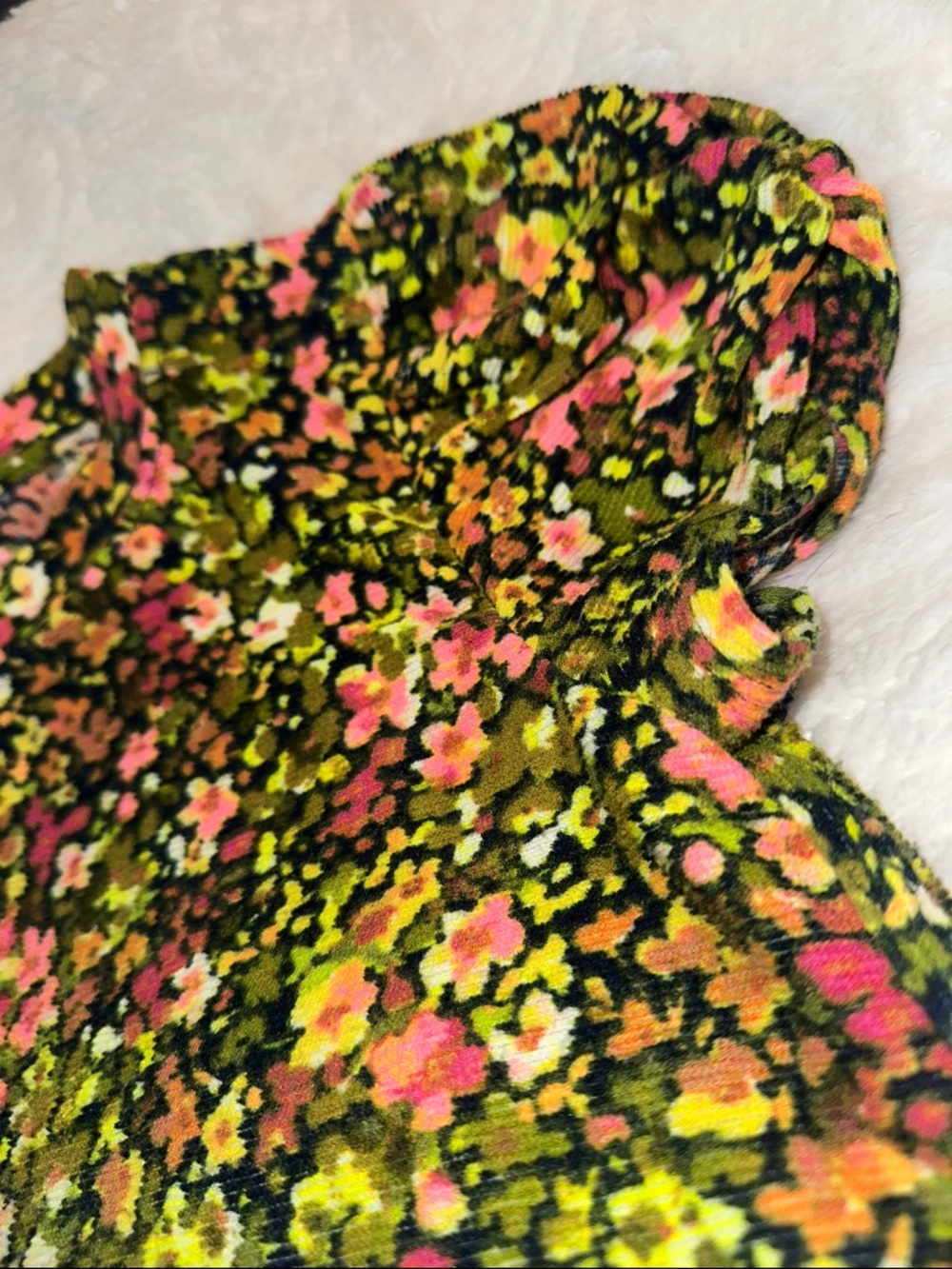 Crown & Ivy Floral Puff Sleeve Blouse in Green, Pink, Yellow M - Picture 9 of 9